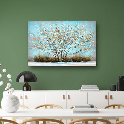 Sierlijke boom met sneeuw tegen blauwe lucht canvas