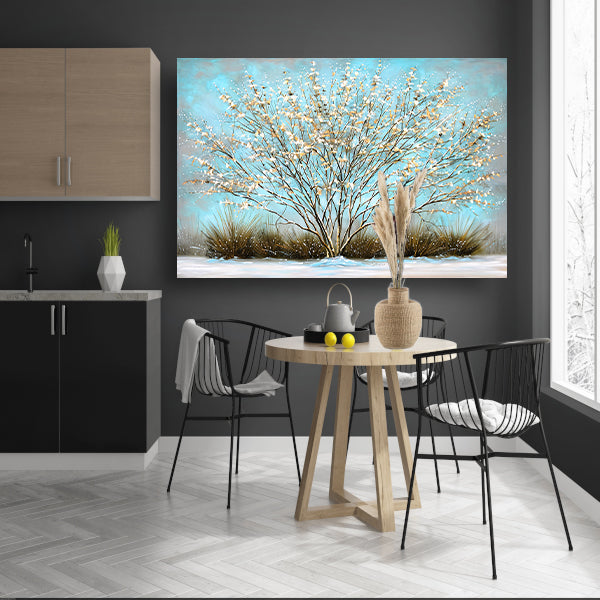 Sierlijke boom met sneeuw tegen blauwe lucht canvas