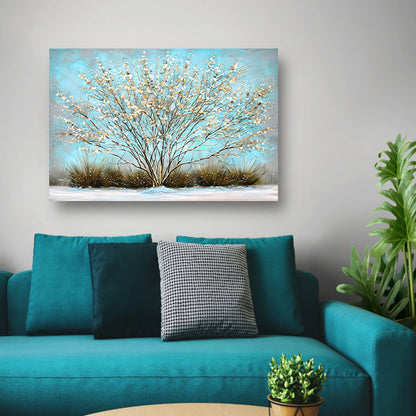 Sierlijke boom met sneeuw tegen blauwe lucht canvas