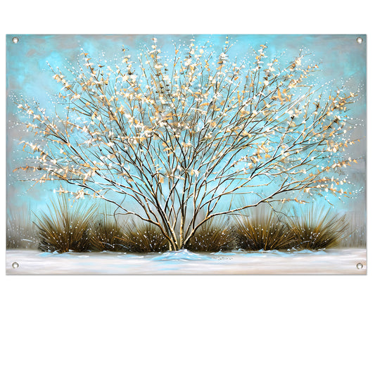 Sierlijke boom met sneeuw tegen blauwe lucht tuinposter