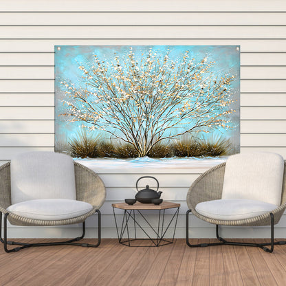 Sierlijke boom met sneeuw tegen blauwe lucht tuinposter