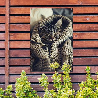 Slapende Kat in Gebreide Trui tuinposter