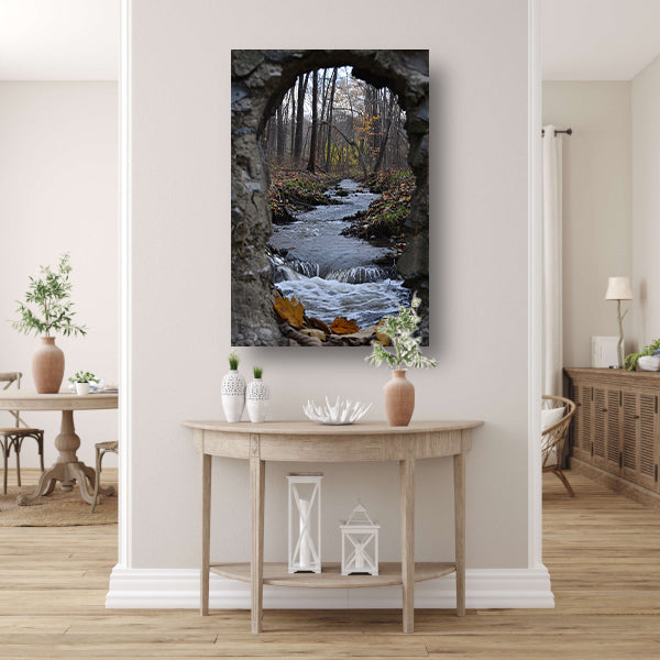 Rivier stroomt door stenen raam in herfstbos acrylglas