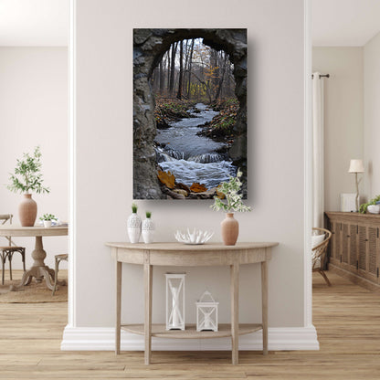 Rivier stroomt door stenen raam in herfstbos acrylglas