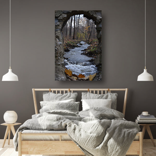Rivier stroomt door stenen raam in herfstbos acrylglas