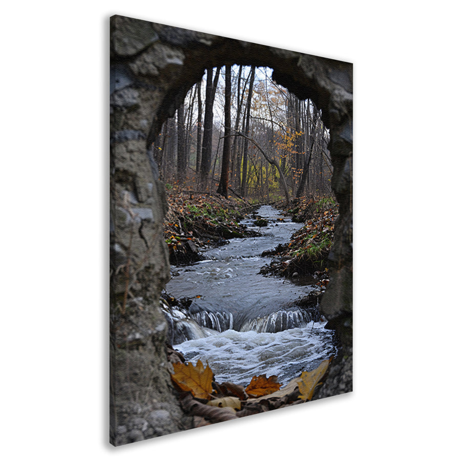 Rivier stroomt door stenen raam in herfstbos canvas