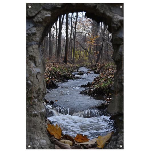 Rivier stroomt door stenen raam in herfstbos tuinposter