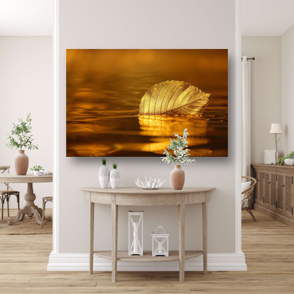 Gouden blad op kalme wateren bij zonsondergang acrylglas