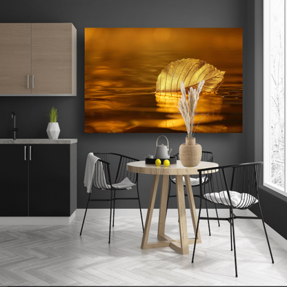 Gouden blad op kalme wateren bij zonsondergang acrylglas