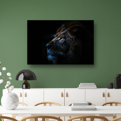 De stille majesteit van de nachtelijke leeuw canvas met baklijst