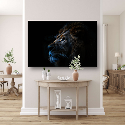 De stille majesteit van de nachtelijke leeuw canvas met baklijst