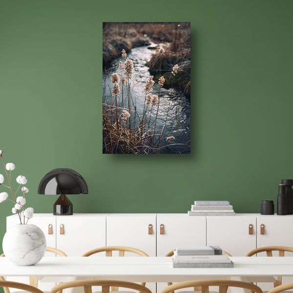 Rietpluimen langs kabbelend water poster