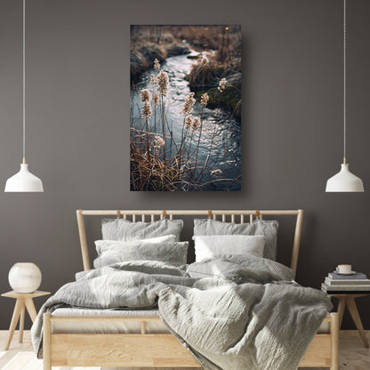 Rietpluimen langs kabbelend water poster