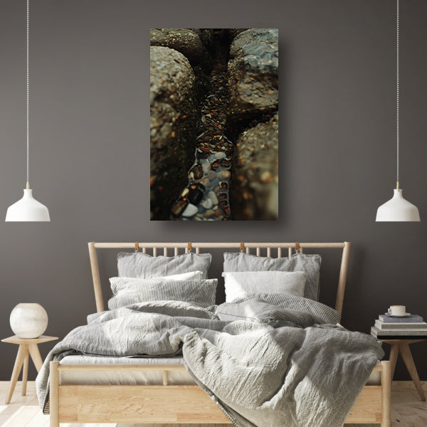 Stenen pad met waterstroom in rotskloof acrylglas
