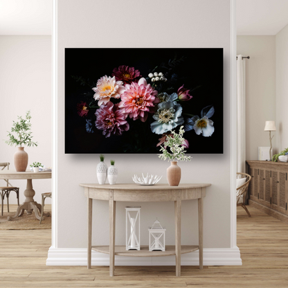 Weelderige bloemenpracht tegen donkere achtergrond canvas met baklijst