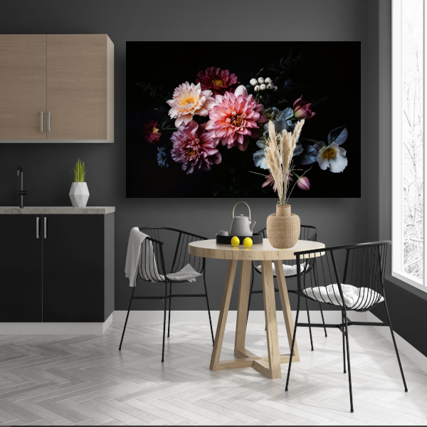 Weelderige bloemenpracht tegen donkere achtergrond canvas met baklijst