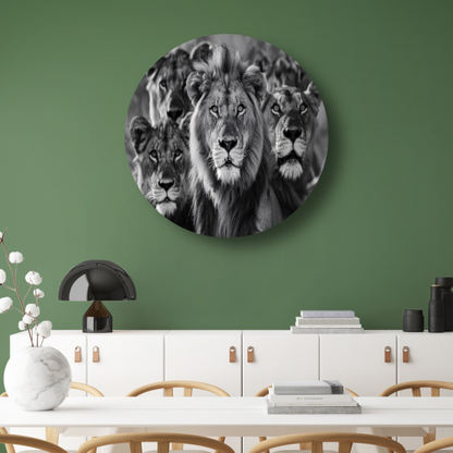 Leeuwenfamilie in de savanne aluminium muurcirkel