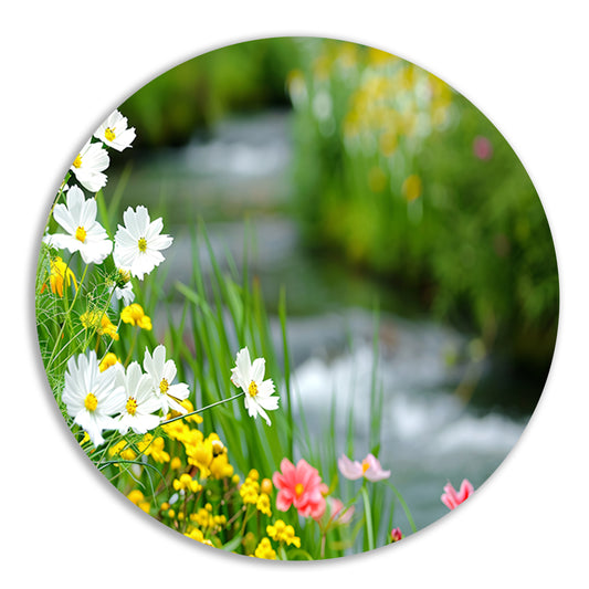 Bloemen langs een rustig beekje aluminium muurcirkel