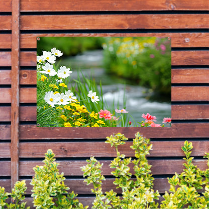 Bloemen langs een rustig beekje tuinposter