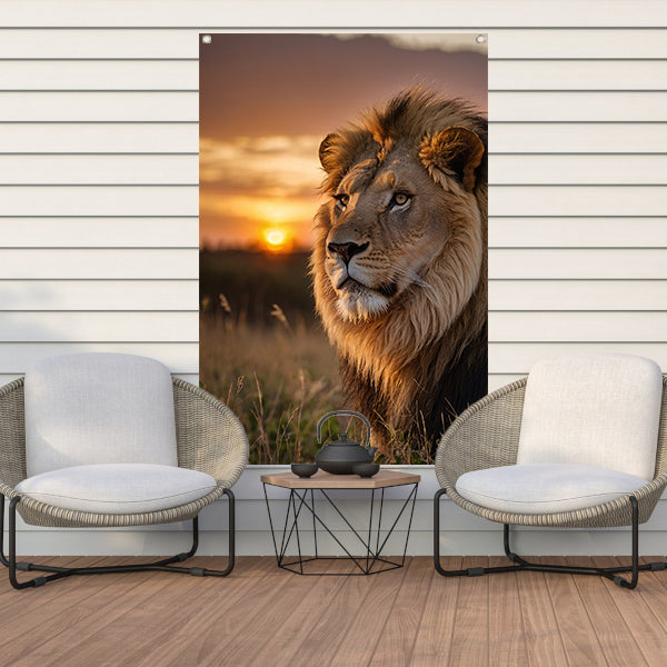 Majestueuze leeuw bij adembenemende zonsondergang tuinposter
