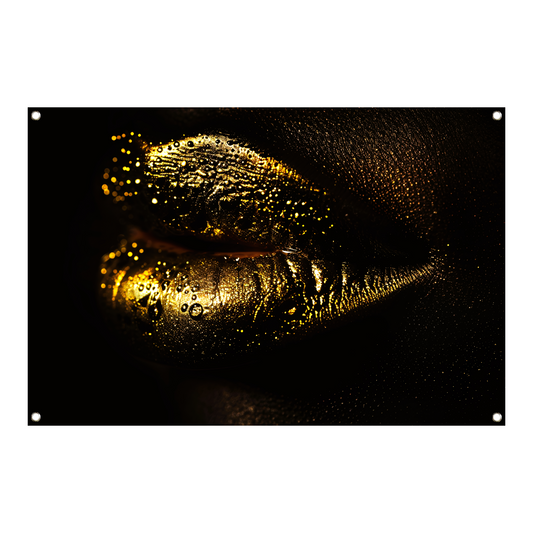 Gouden lippen glinsterend in het donker tuinposter