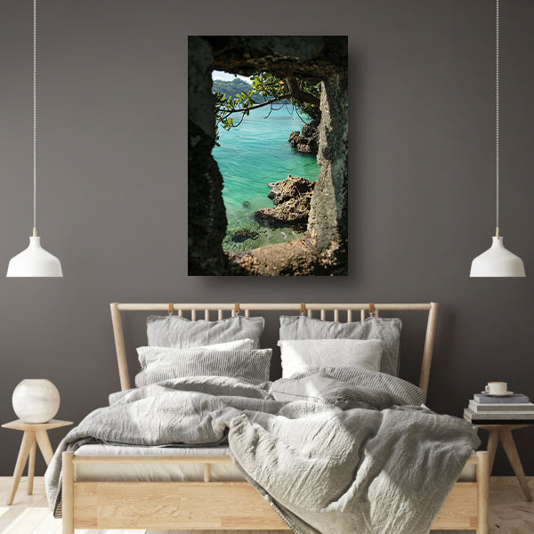 Uitzicht op zee door stenen raam acrylglas