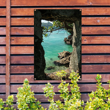 Uitzicht op zee door stenen raam tuinposter