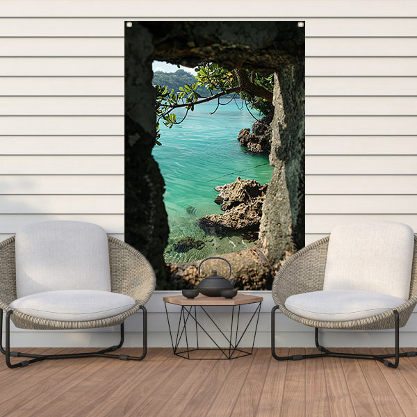 Uitzicht op zee door stenen raam tuinposter