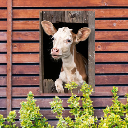 Nieuwsgierig kalf in verweerde schuur tuinposter